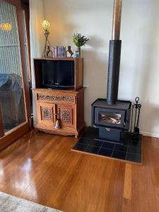 TV a/nebo společenská místnost v ubytování Taman Sari Luxury Private Pavilions - Pet Friendly Accomodation