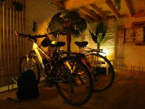 Le Deck'Halage في Malestroit: كانت هناك دراجتين متوقفتين بجانب بعضهما في غرفة