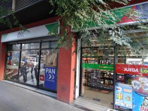 uma loja em frente a uma loja com janelas de vidro em Depto Metro santa ana 6 (2 dormitorios) em Santiago