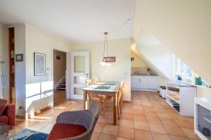 eine Küche und ein Esszimmer mit einem Tisch und Stühlen in der Unterkunft Ferienwohnung Brise in Wyk auf Föhr
