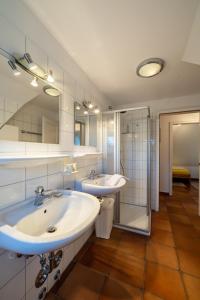ein Bad mit 2 Waschbecken und einer Dusche in der Unterkunft Ferienwohnung Britta in Wyk auf Föhr