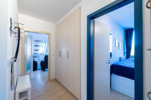 Zimmer mit einer Tür, die zu einem Schlafzimmer führt in der Unterkunft Ferienwohnung Südstrand in Wyk auf Föhr