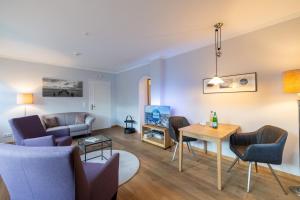 ein Wohnzimmer mit Sofa und Tisch in der Unterkunft Villa Friedericia, Wohnung 3-Hochparterre links in Wyk auf Föhr