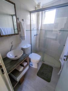 y baño con lavabo, aseo y ducha. en Apto centro com piscina, en Balneário Camboriú