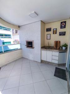 Nhà bếp/bếp nhỏ tại Apto centro com piscina