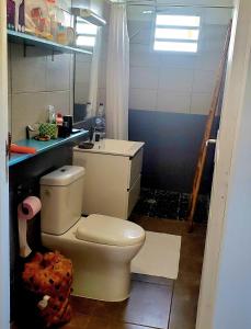 een badkamer met een toilet en een wastafel bij Saint Rose : Charmant T3 proche de la plage in Plessis-Nogent