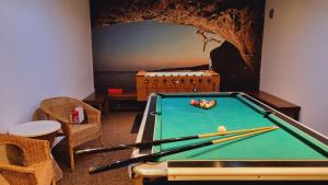 Biliardový stôl v ubytovaní Horský hotel Kolínská bouda
