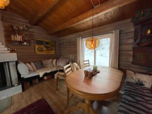 ein Wohnzimmer mit einem Holztisch und einem Sofa in der Unterkunft Buhaug - cabin at Sjusjøen in Ringsaker