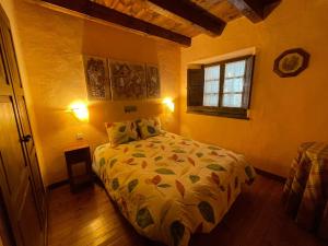 1 dormitorio con cama y ventana en Urbanización Linsoles - Benasque, en Sahún