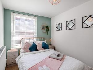 a bedroom with a bed and a window at Modern Apartment in Central Lincoln in Lincoln