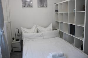 Giường trong phòng chung tại Schickes Appartement an der Neckarpromenade