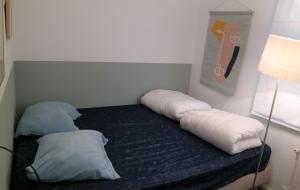 two pillows sitting on a bench next to a lamp at Orka - Wijk de Brabander 93 in Cadzand