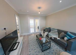 a living room with a couch and a table at Homely & Peaceful Living Space in Morden