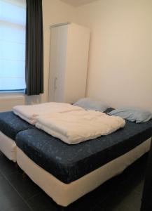 Bett in einem Zimmer mit in der Unterkunft Orka - Wijk de Brabander 93 in Cadzand