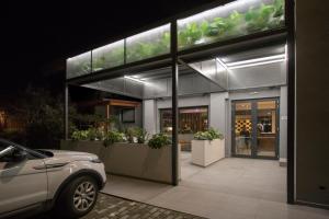 ein Gebäude, vor dem ein Auto geparkt ist in der Unterkunft Moody smart & comfy Hotel in Terranuova Bracciolini