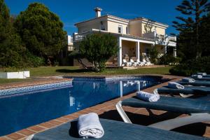 Bazén v ubytovaní Gran villa con vistas al mar y piscina privada alebo v jeho blízkosti