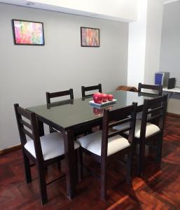 una mesa de comedor y sillas con manzanas en Departamento Nva. Cba. 2 habitaciones - Equipado full - Patagonian Dptos en Córdoba