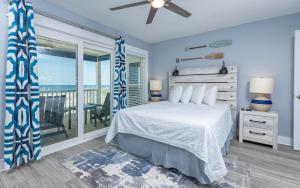 Postel nebo postele na pokoji v ubytování Blue Hideaway 2888 home