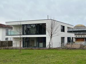 Un bâtiment blanc avec un dôme sur son côté dans l'établissement Haus Am Anger Dornbirn, à Dornbirn