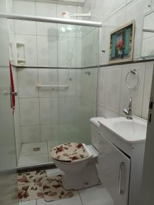 uma casa de banho com um WC, um lavatório e um chuveiro em Hostel Palma de Leão em Salvador