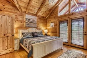ein Schlafzimmer mit einem Bett in einem Blockhaus in der Unterkunft Mountain Jewel in Gatlinburg