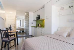 a bedroom with a bed and a table and a kitchen at Apartamento Loft-Suite in Platja d'Aro
