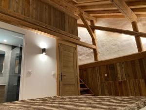 een slaapkamer met een bed en een houten plafond bij Meribel Chalet de Séverine in Les Allues