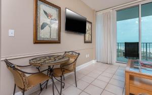 Μια τηλεόραση ή/και κέντρο ψυχαγωγίας στο Lighthouse 216 condo