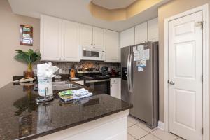 Η κουζίνα ή μικρή κουζίνα στο Lighthouse 216 condo