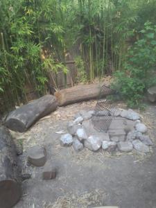 una hoguera con rocas y un árbol caído en EL MONTECITO en San Marcos Sierras