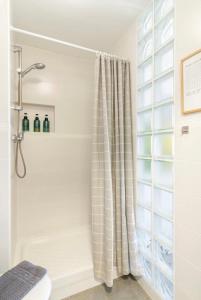 a bathroom with a shower with a shower curtain at Apartamento Loft-Suite in Platja d'Aro