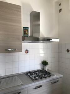 een keuken met een kookplaat in de keuken bij Alla Pieve in Bagnacavallo