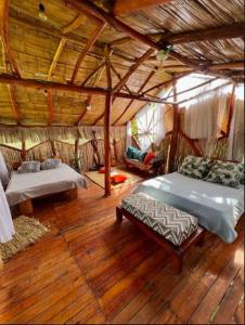 Villa Sonia Eco-Hostel في Gigante: غرفة نوم بسريرين وارضية خشبية