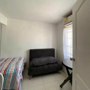 um quarto com uma cama, uma mesa e uma cadeira em 2023 Apartamento Amoblado 4 Habitaciones Familias- Grupos 8 a 9 Personas em Santa Marta