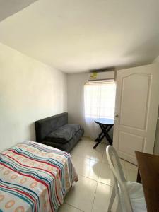sala de estar con cama y sofá en 2023 Apartamento Amoblado 4 Habitaciones Familias- Grupos 8 a 9 Personas, en Santa Marta
