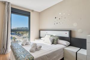 1 dormitorio con 1 cama y ventana grande en Terraza al Mediterráneo, en Málaga