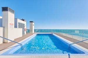 una piscina de agua azul en un edificio en Terraza al Mediterráneo, en Málaga