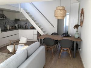 een woonkamer met een bank en een eettafel bij Saint Palais- Sincfal 26 in Cadzand