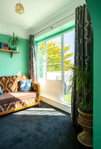 伯青頓的住宿－Twentieth Century B&B，带沙发和窗户的客厅