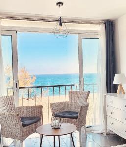 a living room with a view of the ocean at Apartamento Loft-Suite in Platja d'Aro