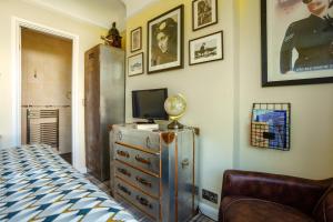 TV a/nebo společenská místnost v ubytování Twentieth Century B&B