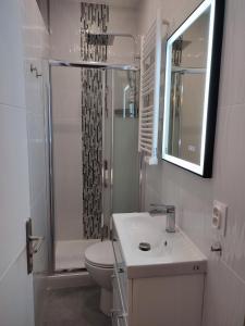Ein Badezimmer in der Unterkunft La vie en blanc et noir Maisons-Laffitte