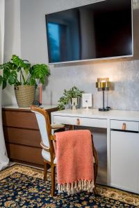La salle de bains est pourvue d'un lavabo et d'un bureau avec une serviette sur une chaise. dans l'établissement Harmony Boutique Hotel, à Drawsko Pomorskie