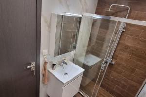 uma casa de banho com um chuveiro, um lavatório e um chuveiro em Luxurious Apartment in the Heart of Thessaloniki em Tessalônica