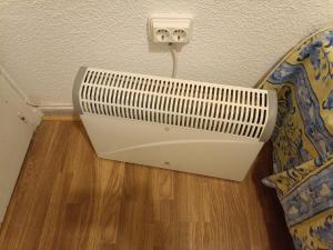 Un radiador blanco en una esquina de una habitación en Habitación cama grande doble con smartTV, en Alicante