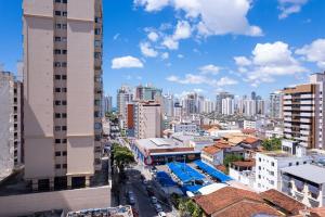 - une vue sur la ville et ses grands bâtiments dans l'établissement 2Q moderno e aconchegante na Praia de Itapoã, à Vila Velha