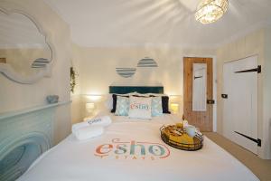 Un dormitorio con una cama con un cartel. en Spacious home with garden Heart of the town WiFi Smart TV en Cirencester