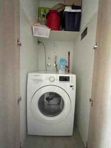 - Lavadora y secadora en una habitación pequeña en Departamento ConCón_Dunas en Concón