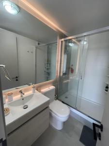 een badkamer met een wastafel, een toilet en een douche bij Departamento ConCón_Dunas in Concón