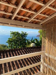 una vista desde el techo de una casa en Bem Natural Pousada en Praia de Araçatiba